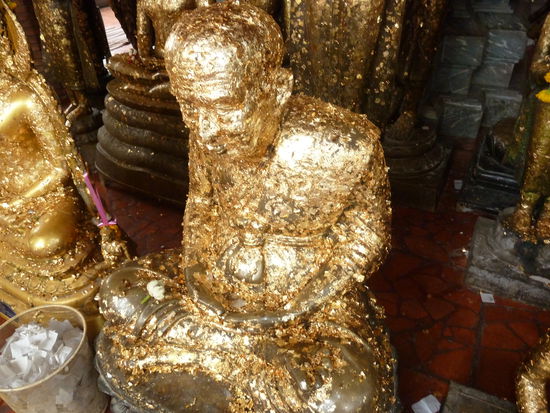 man kann sich kleine Goldblättchen geben lassen und dann auf einen Buddha kleben