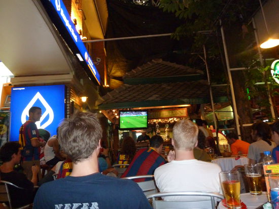 am nächsten Tag hab ich nichts spektakuläres unternommen, nur in der Nacht hab ich bis 5 Uhr morgens dank Zeitverschiebung das Pokalfinale von Barca gegen Madrid verfolgt, welches leider verloren wurde 
am folgenden Tag ging es dann Richtung Kho Phi Phi