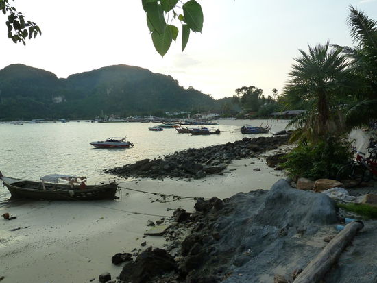 ein Bild von einem Strand der Insel