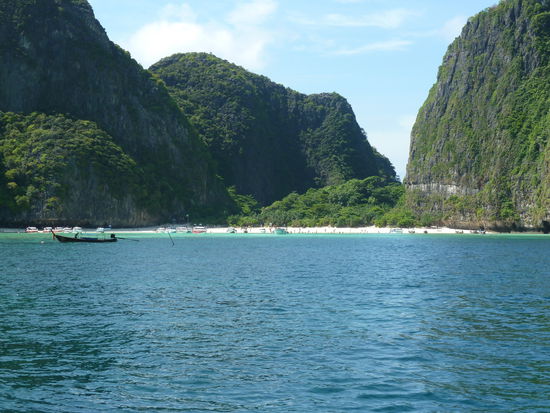 hier der Beach von The Beach, morgens 10 Uhr sind schon viele Boote und Touris dort, gegen Mittag sieht man den Strand garnicht mehr