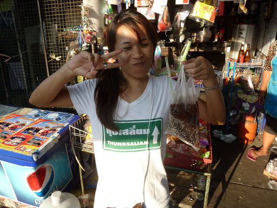 typisch in Thailand, gekühlte Getränke gibt's mit Eis in ner Plastiktüte