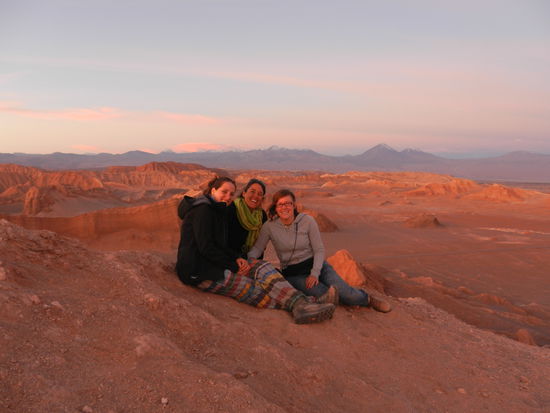 Valle de la Luna- mit den beiden Maedels (Marie und Sanna) und einem Glaeschen Pisco (uiuiui)
