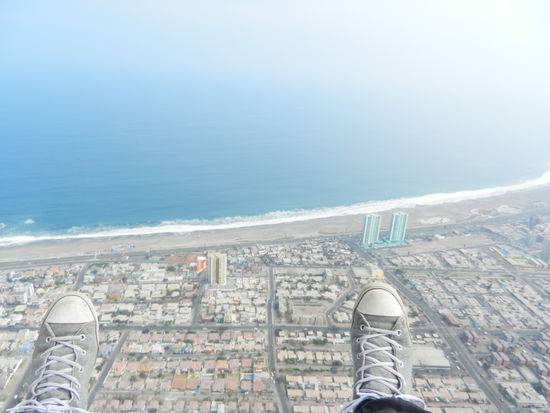 Paragliten ueber Iquiques Daechern