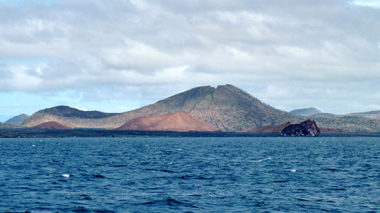 Farbenvielfalt bei den Inseln vor Isla Bartolome (Pinnacle Rock)