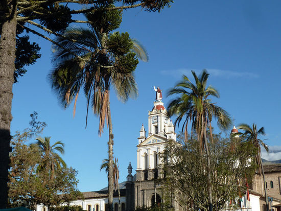...und eine Kirche haben die dort natürlich auch,.....mit Jesusstatue am Kirchturm