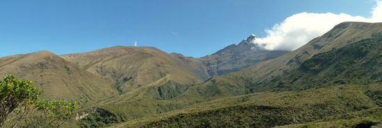 Rechts hinten,....der Vulkan Cotacachi