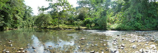 der Fluss hinter dem Wohnbereich der Touristen