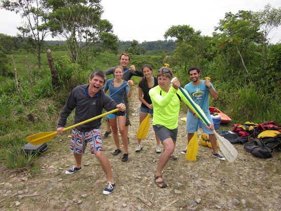 Class IV Rafting Crew - totalmente loco! (von links nach rechts: Martin, Marie, ich, Mädl aus Quito, Gareth, Pau,....)