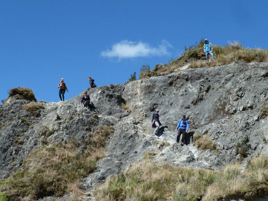 ...Quilotoa Connection,...den Krateraußenrand hinab Richtung Guayama..