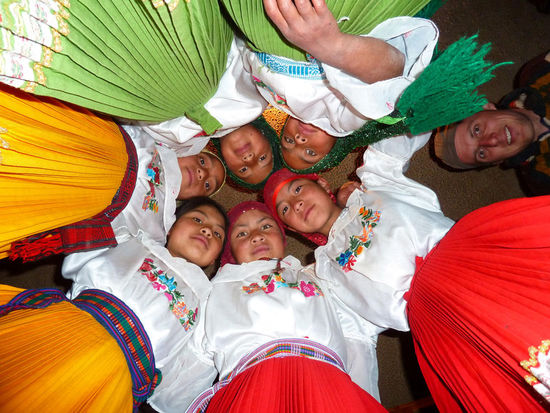 ...am Abend im Hostal: Die Kindertanzgruppe aus Chugchilan tanzt für und mit uns.....