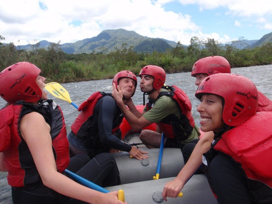 "Ja, Lino,...wir haben diese Stromschnelle überlebt UND NEIN ich will dich deswegen nicht küssen!!!" 
