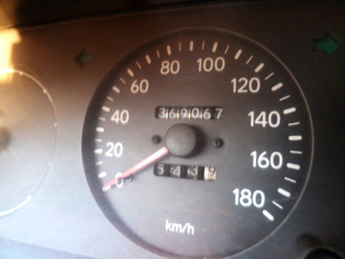 ....der Tachometer ist jedoch schon seit Jahren kaputt,....wieviele Kilometer hat der Wagen also tatsächlich schon am Buckel? .....und warum läuft das Ding noch?