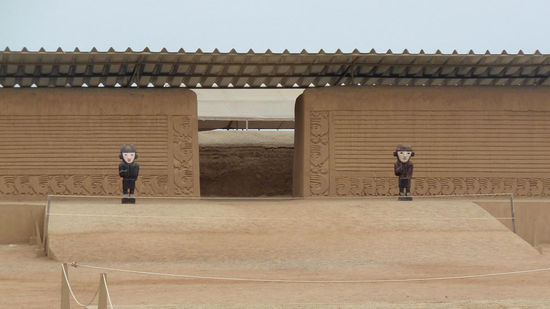 ....von Wächtern flankiert....