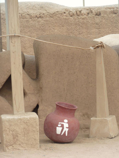 .....uralte Keramik mit der wohl ältesten erhaltenen Bemalung in diesem Palast,....es zeigt den Chan Chan König beim Wegwerfen eines Stück Pergaments,....das Zeichen symbolisiert die Verbundenheit mit der Natur dieser Kultur