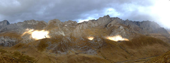 Tag 1: Sonnenstrahlen brechen durch die Wolkendecke kurz bevor es schneit