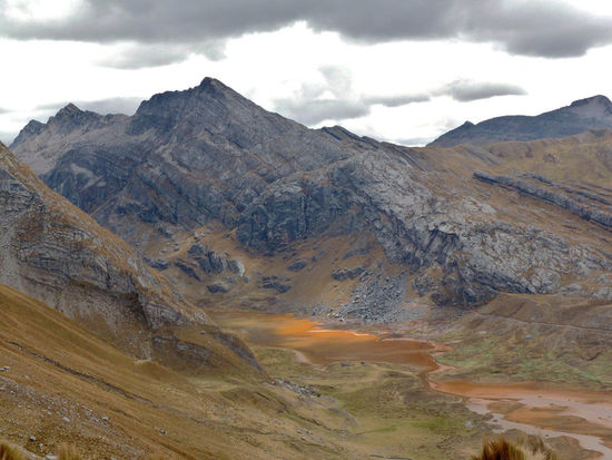 Tag 2: ...der Blick beim Überschreiten des ersten Passes Cacananpunta (4700 m)