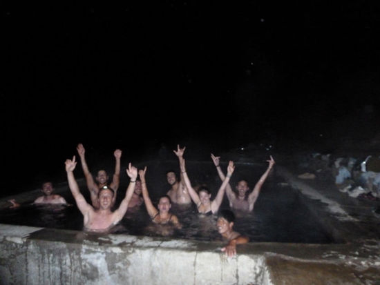 Tag 4: .....entspannen in 48 Grad heißem Wasser auf 4250 m.......die rote Haut ist KEIN Sonnenbrand.....nach 5 Minuten erhält bei diesen Wassertemperaturen jeder eine gesunde Hummertönung 