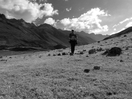 Tag 5: ...dem Sonnenuntergang entgegen in der Ebene (auf rund 4500 m),...in der Ebene der Fluß Quebrada Guanacpatay