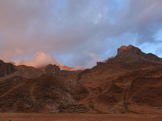 Tag 6: Sonnenuntergang am Nachtlager auf 4250 m unter dem Pass Punta Tapush mit Blick auf Diablo Mudo (5223 m)