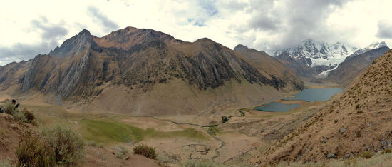 Tag 7: .....der Blick auf das letzte Lager an der Laguna Jahuacocha (4050 m),...dahinter schneebedeckt die Gipfel Yerupaja (6121 m) und Jirishanca (6094 m)