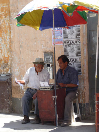 ....in den Straßen von Ica: Männer sitzen mit Schreibmaschinen am Straßenrand,....wer nicht selber tippen will (oder kann)...lässt tippen...