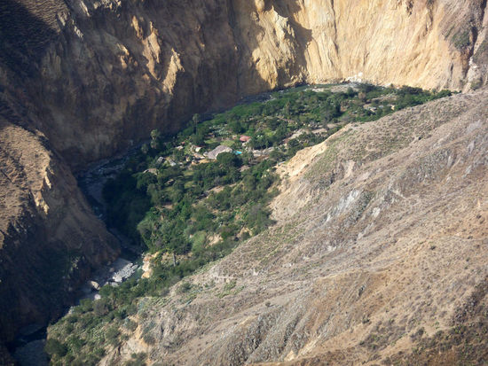 ....Oase Sangalle vom Rande des Canyons....diesmal mit 12fach Zoom,.....im vorherigen Bild: der kleine grüne Fleck in der Mitte am Grund des Canyons