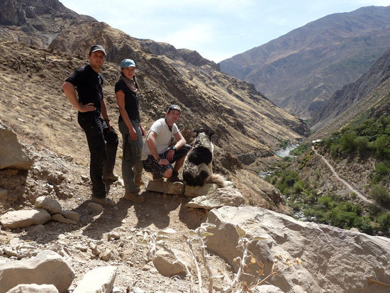 ...Blick auf die Llahuar-Lodge und den Rio Colca...