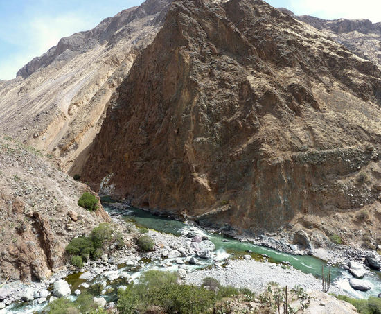 ...Blick aus der Lodge auf den Rio Colca...
