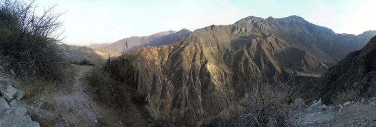 Tag 3: ....der halbe Weg hinauf ist geschafft.....Blick zurück in den Canyon,....gegenüber der Aussichtspunkt vom Vortag....
