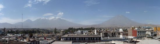 Arequipa (v.li.n.re. Vulkane Pichu Pichu, Chachani, Misti