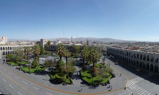 Arequipa,....Plaza de Armas,.....aufgrund der den Platz umsäumenden Arkaden einer der schönsten Perus