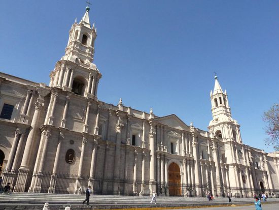 ...die Kathedrale von Arequipa,....eine Besonderheit, da sie eine ganze Länge des Plaza de Armas einnimmt....