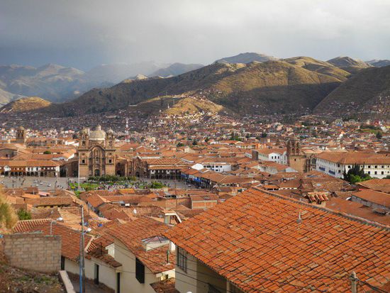...der Blick auf Plaza de Armas und die hinter der Stadt liegenden Berge