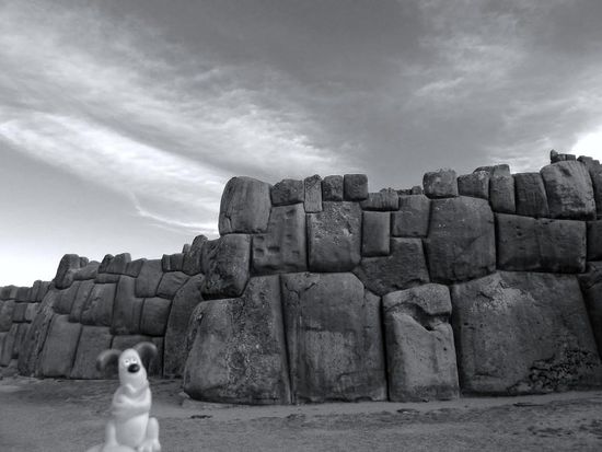 ...hmmm,....große schwere Steine,....und alle ohne Fugen zusammengefügt