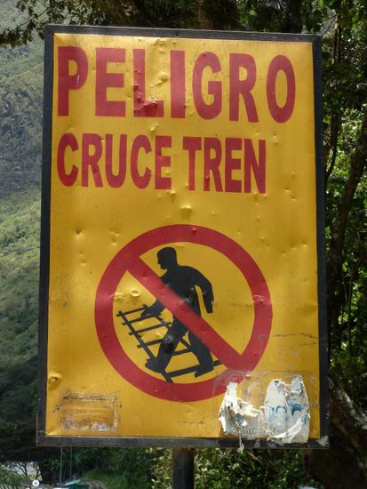 ...Betreten der Schienen ist verboten,...weil gefährlich! .....trotzdem gehn alle Touren und Touristen auf dem Weg nach Aquas Caliente auf diesen Schienen.... 