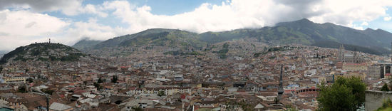 Links Panecillio mit der Virgen de Quito, rechts La Basilica