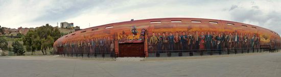 Freilichttheater von La Paz - die Wände zeigen die wichtigsten Persönlichkeiten des Landes der letzten Jahrhunderte