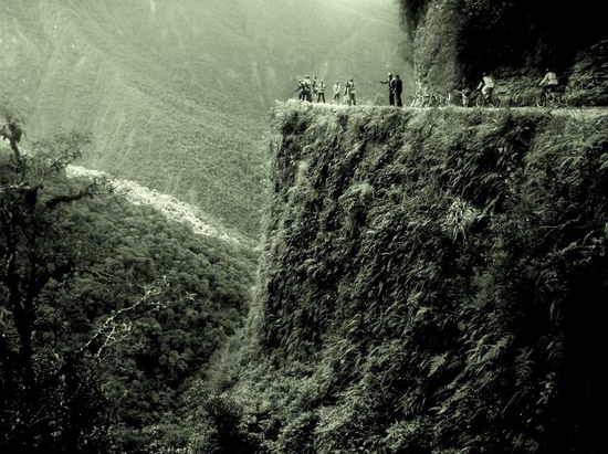 ...die meistfotografierteste Stelle der Death Road,......hui, da geht's runter 