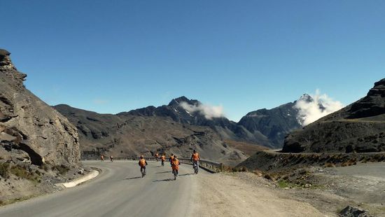 ...die ersten 24 km geht es auf einer gut ausgebauten Asphaltstraße bergab,....