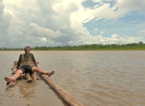 ....mit dem selbstgebauten Floss die 5 Kilometer zurück zur Lodge...