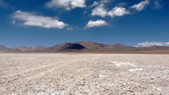 ....in einer der vielen kleineren Salzwüsten....weiß, trocken,...und salzig 
