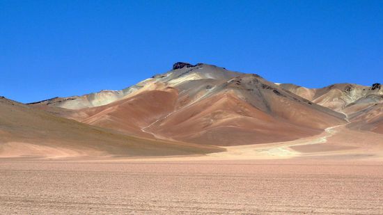 ...vorbei an den farbigen Salvador Dali Bergen....