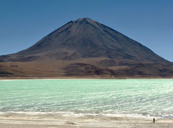 Laguna Verde und der dahinterliegende Vulkan Licancabur (5.920 m)
