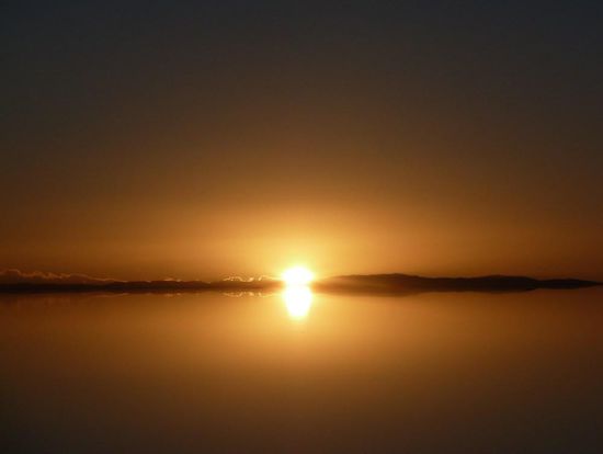 Sonnenaufgang in der Salar de Uyuni,.....5 cm Wasser und Salz spiegeln den Horizont....