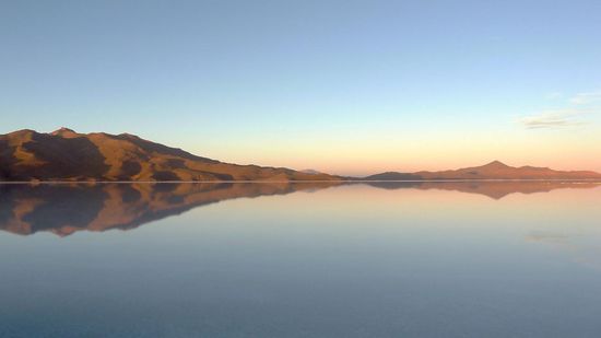 ...die Langschaft und der Horizont spiegeln sich auf der mit ein wenig Wasser bedeckten Salzfläche