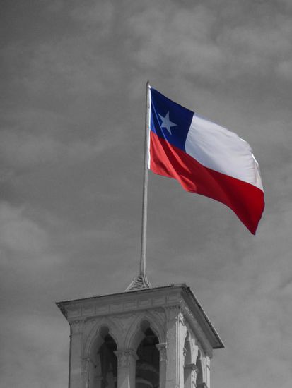 "Bandera de Chile" oder auch "La Estrella Solitaria" (seit 18. Oktober 1817)......Blau steht für den Himmel, Weiß für den Schnee der Anden und Rot für den Mut und das Blut der Helden. Der weiße Stern symbolisiert Ehre und Fortschritt.