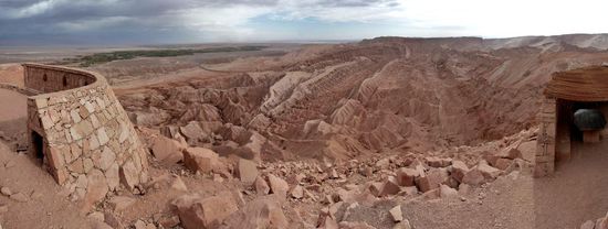 Pucara de Quitor mit Blick auf die bizarren Ausläufer des Valle de la Muerte