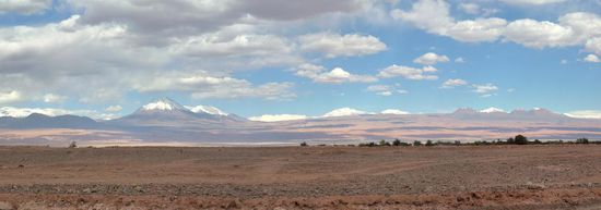 ...auf dem Weg ins Valle de la Luna,...Blick Richtung Bolivien und den Vulkan Lincabur