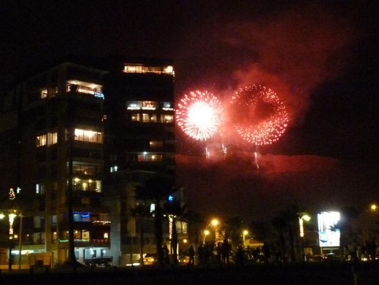 Feuerwerk in den Hügeln hinter der Stadt