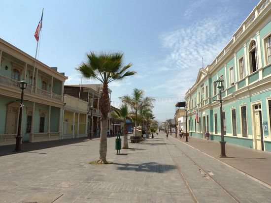 Innenstadt von Iquique,...es ist so trocken hier, dass die Bürgersteige aus Holzschindeln gefertigt sind....